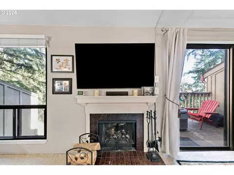 Living - 151 Treehill Loop, Eugene, OR 97405 photo 4 of 8