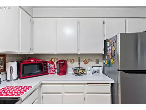 Kitchen - 151 Treehill Loop, Eugene, OR 97405 photo 4 of 5