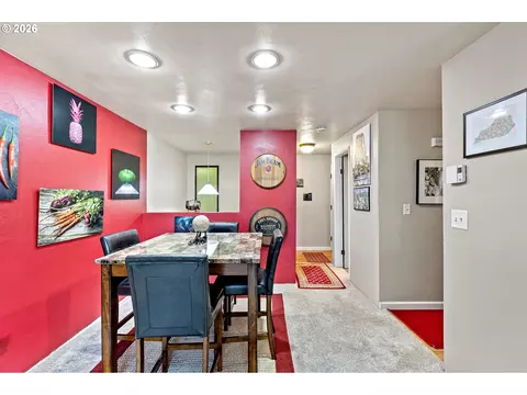 Dining - 151 Treehill Loop, Eugene, OR 97405 photo 2 of 4