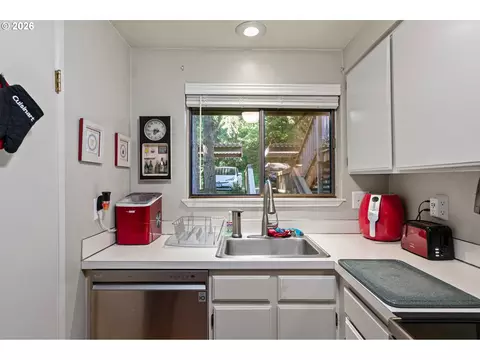Kitchen - 151 Treehill Loop, Eugene, OR 97405 photo 3 of 5