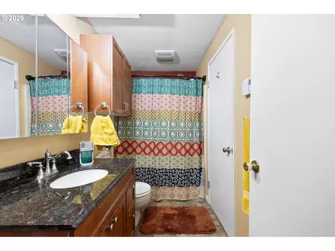 Bath - 151 Treehill Loop, Eugene, OR 97405 photo 3 of 4