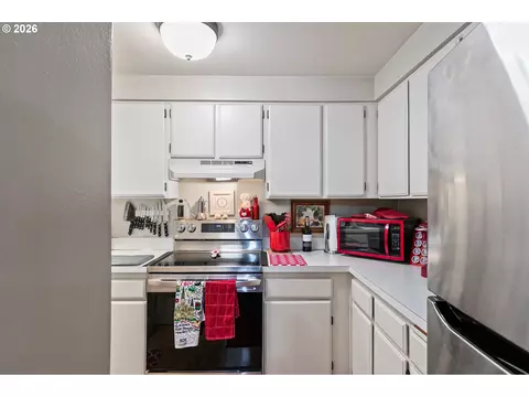Kitchen - 151 Treehill Loop, Eugene, OR 97405 photo 2 of 5