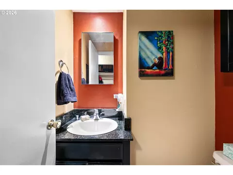 Bath - 151 Treehill Loop, Eugene, OR 97405 photo 2 of 4