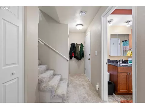 Entry Way - 151 Treehill Loop, Eugene, OR 97405 photo 2 of 3
