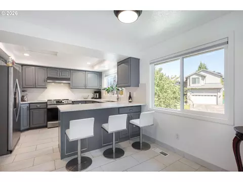 Kitchen - 2530 SW 23rd St, Gresham, OR 97080 photo 1 of 4