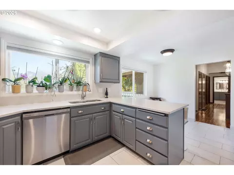 Kitchen - 2530 SW 23rd St, Gresham, OR 97080 photo 2 of 4