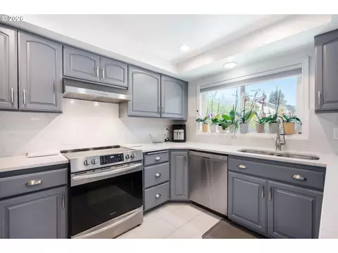 Kitchen - 2530 SW 23rd St, Gresham, OR 97080 photo 3 of 4