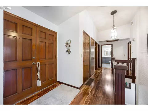 Entry Way - 2530 SW 23rd St, Gresham, OR 97080 photo 2 of 5