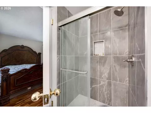 Bath - 2530 SW 23rd St, Gresham, OR 97080 photo 2 of 3