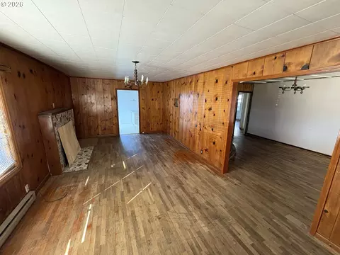 Living - 740 14th St, Springfield, OR 97477 photo 1 of 2