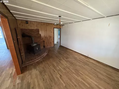 Living - 740 14th St, Springfield, OR 97477 photo 2 of 2