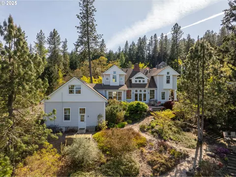 695 Sky Park Ct, Eugene, OR 97405