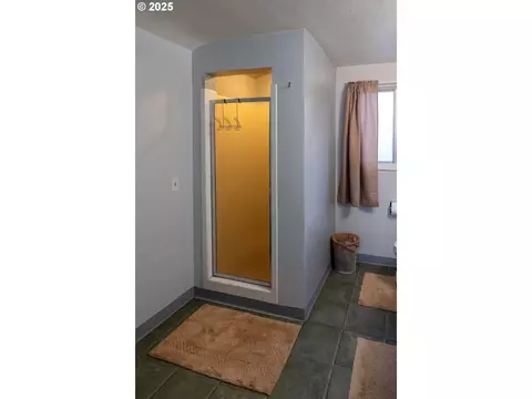 Bath - 207 W D St, Springfield, OR 97477 photo 3 of 4