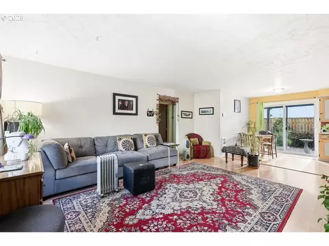 Living - 207 W D St, Springfield, OR 97477 photo 2 of 4
