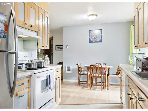 Kitchen - 207 W D St, Springfield, OR 97477 photo 4 of 5