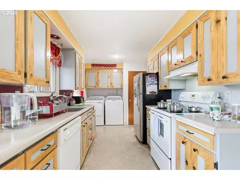 Kitchen - 207 W D St, Springfield, OR 97477 photo 2 of 5