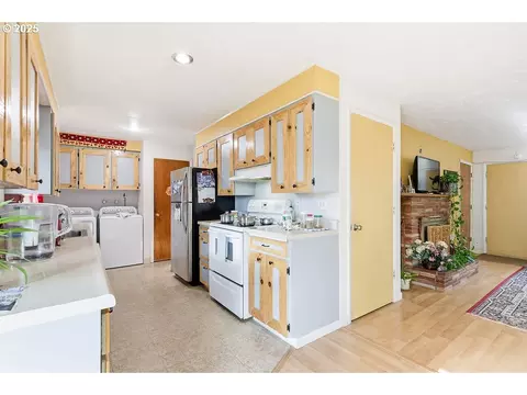 Kitchen - 207 W D St, Springfield, OR 97477 photo 1 of 5