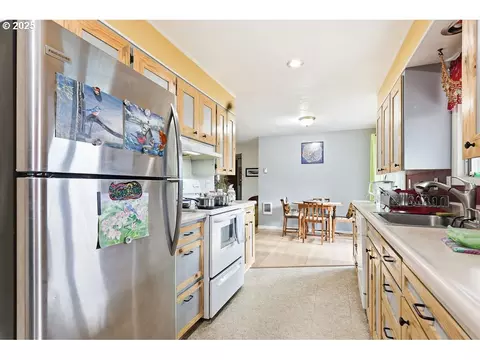 Kitchen - 207 W D St, Springfield, OR 97477 photo 3 of 5