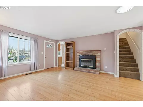 Living - 207 W D St, Springfield, OR 97477 photo 3 of 4