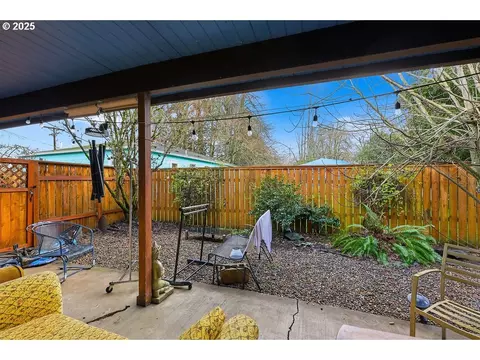 Exterior - 207 W D St, Springfield, OR 97477 photo 2 of 4