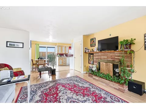Living - 207 W D St, Springfield, OR 97477 photo 1 of 4
