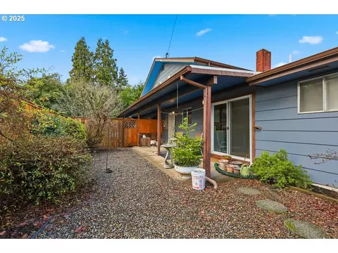 Exterior - 207 W D St, Springfield, OR 97477 photo 4 of 4