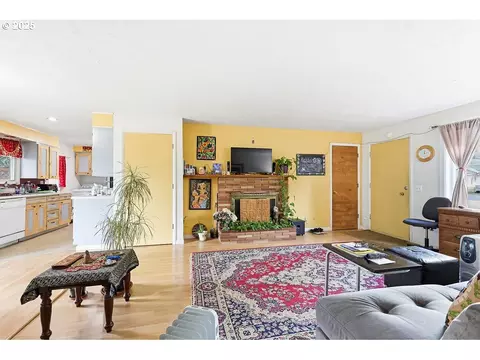 Other - 207 W D St, Springfield, OR 97477 photo 2 of 6