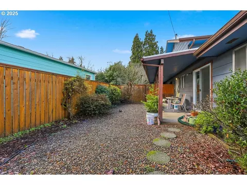 Exterior - 207 W D St, Springfield, OR 97477 photo 3 of 4