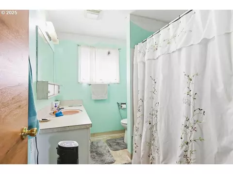 Bath - 207 W D St, Springfield, OR 97477 photo 1 of 4