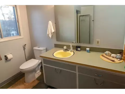 Bath - 207 W D St, Springfield, OR 97477 photo 2 of 4