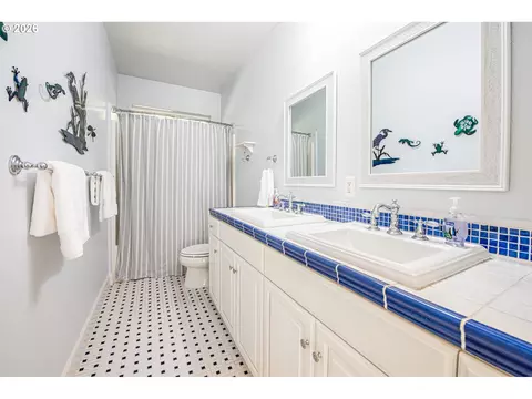 Bath - 2631 Park Forest Dr, Eugene, OR 97405 photo 5 of 5