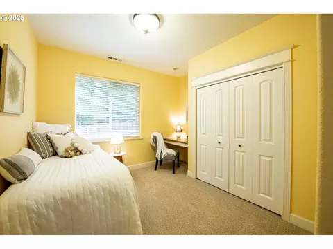Bedroom - 2631 Park Forest Dr, Eugene, OR 97405 photo 4 of 8
