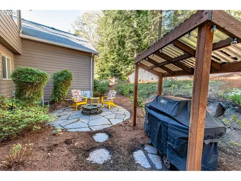 Exterior - 2631 Park Forest Dr, Eugene, OR 97405 photo 6 of 10