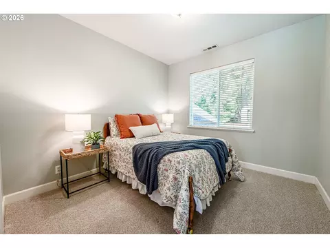 Bedroom - 2631 Park Forest Dr, Eugene, OR 97405 photo 6 of 8