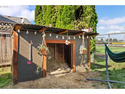 Exterior - 1880 Manihi Dr, Eugene, OR 97404 photo 6 of 12