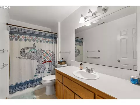 Bath - 1880 Manihi Dr, Eugene, OR 97404 photo 2 of 2