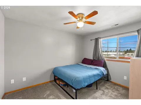 Bedroom - 1880 Manihi Dr, Eugene, OR 97404 photo 6 of 8