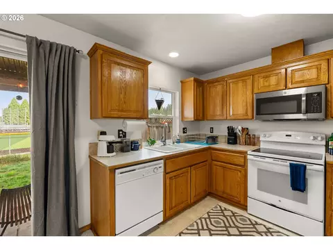 Kitchen - 1880 Manihi Dr, Eugene, OR 97404 photo 1 of 3