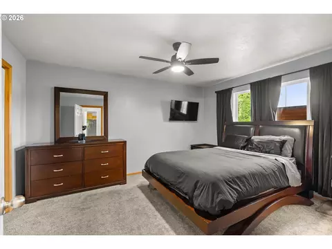 Bedroom - 1880 Manihi Dr, Eugene, OR 97404 photo 1 of 8
