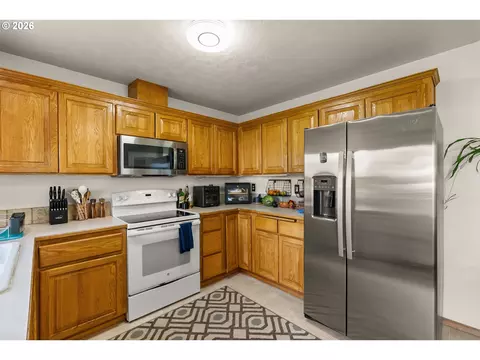 Kitchen - 1880 Manihi Dr, Eugene, OR 97404 photo 2 of 3