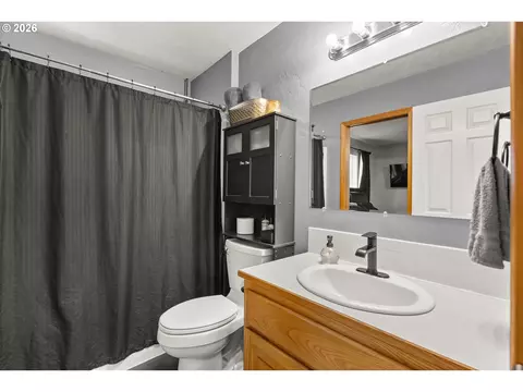 Bath - 1880 Manihi Dr, Eugene, OR 97404 photo 1 of 2