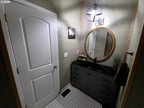 Bath - 521 NE Caden Ct, Estacada, OR 97023 photo 2 of 2