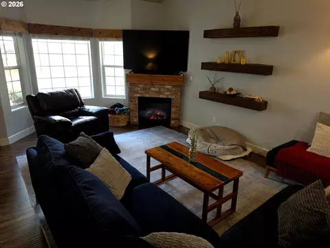Living - 521 NE Caden Ct, Estacada, OR 97023 photo 3 of 3