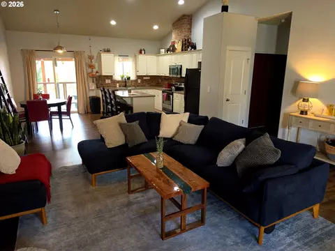 Living - 521 NE Caden Ct, Estacada, OR 97023 photo 2 of 3