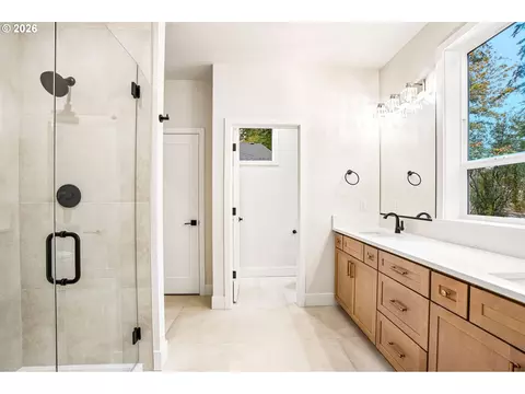 Bath - 36906 Gooseberry St, Sandy, OR 97055 photo 2 of 6