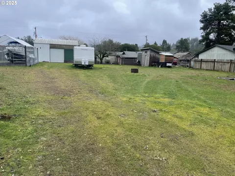 150 N 13th St, Lakeside, OR 97449