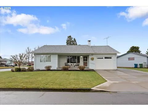 2290 Country Club Ter, Woodburn, OR 97071