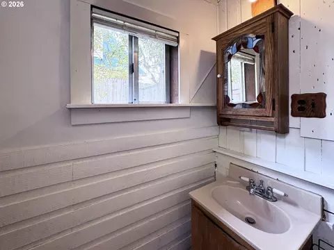 Bath - 310 12 E 31st Ave, Eugene, OR 97405 photo 2 of 4