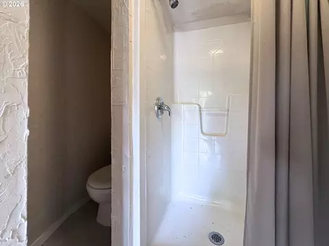 Bath - 310 12 E 31st Ave, Eugene, OR 97405 photo 4 of 4