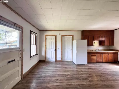 Living - 310 12 E 31st Ave, Eugene, OR 97405 photo 2 of 5